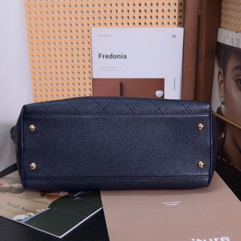 CHANEL 藏藍色金扣荔枝牛皮肩背斜背水桶托特包29*24*13 98新配件塵袋 保卡-4