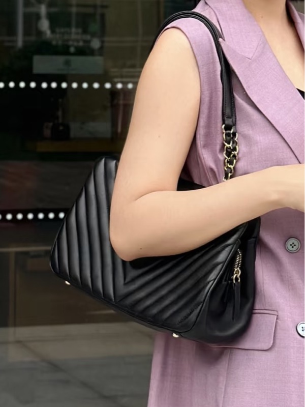 #賠售割愛 #全網最低💰 香奈兒金扣V紋托特包🉑上肩 包身輕✨-1