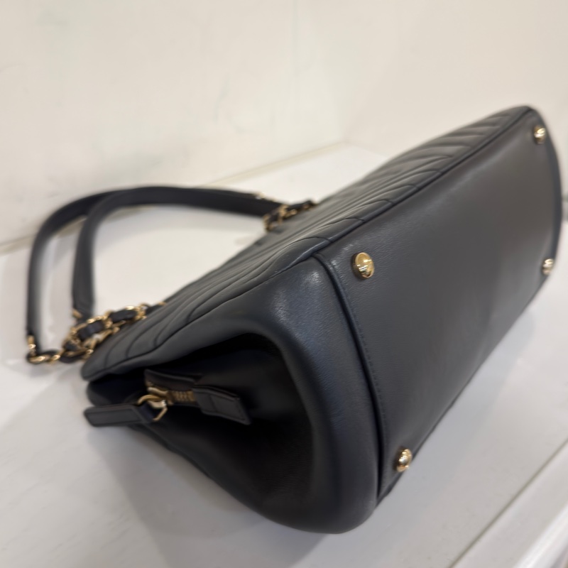 #賠售割愛 #全網最低💰 香奈兒金扣V紋托特包🉑上肩 包身輕✨-7