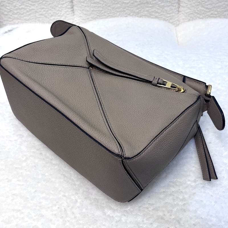 羅易威LOEWE沙色金釦牛皮Puzzle小號手提肩背包-16