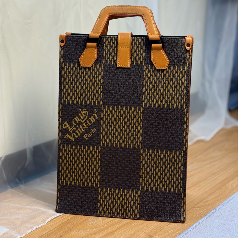 LV Nigo 限量聯名 琴譜托特斜背包-1
