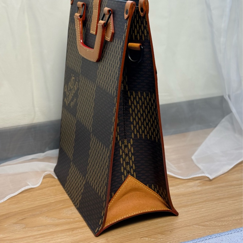 LV Nigo 限量聯名 琴譜托特斜背包-2