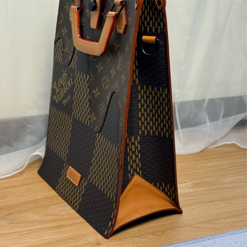 LV Nigo 限量聯名 琴譜托特斜背包-3