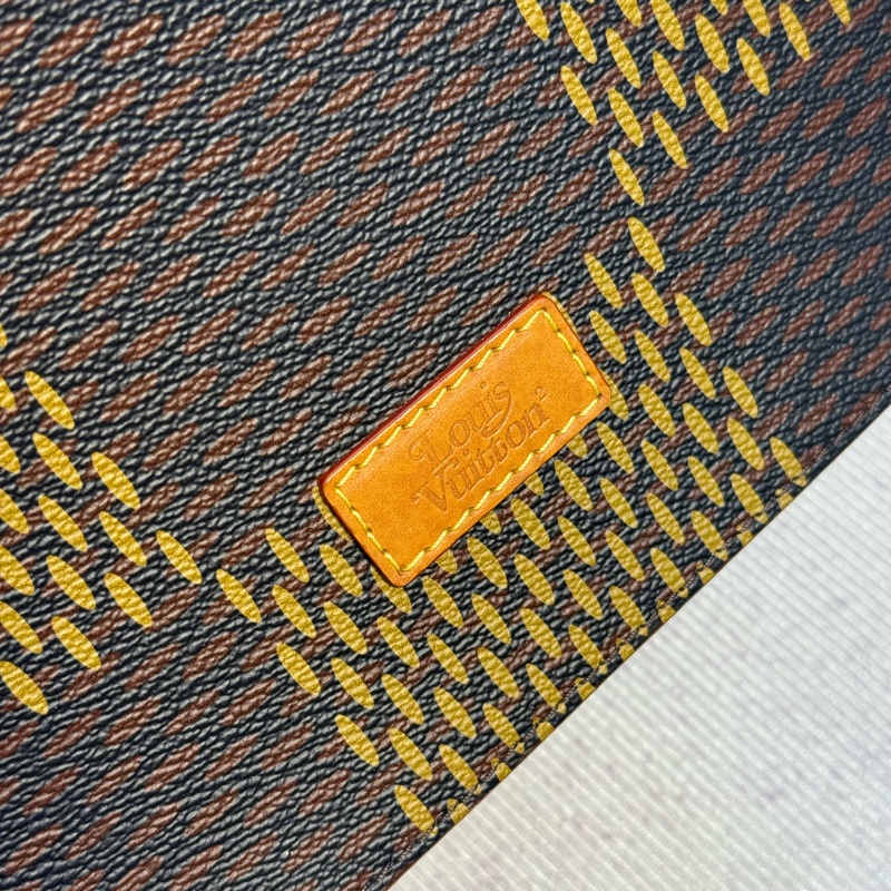 LV Nigo 限量聯名 琴譜托特斜背包-4