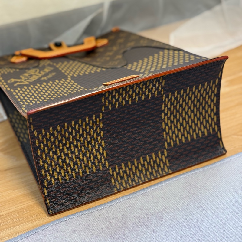 LV Nigo 限量聯名 琴譜托特斜背包-5