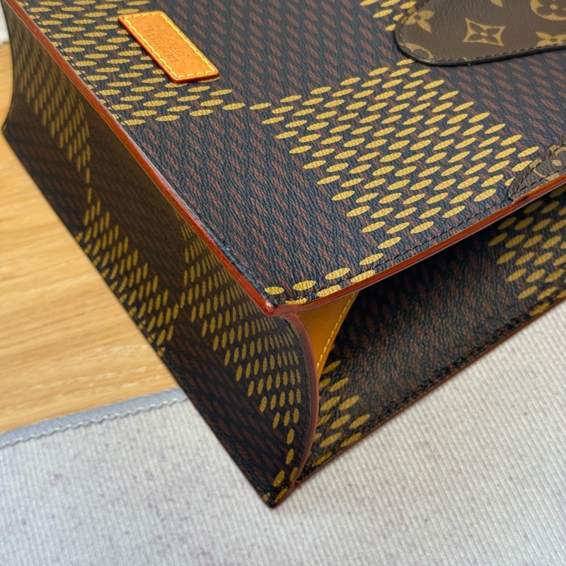 LV Nigo 限量聯名 琴譜托特斜背包-6