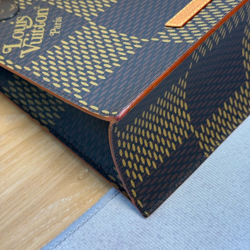 LV Nigo 限量聯名 琴譜托特斜背包-7