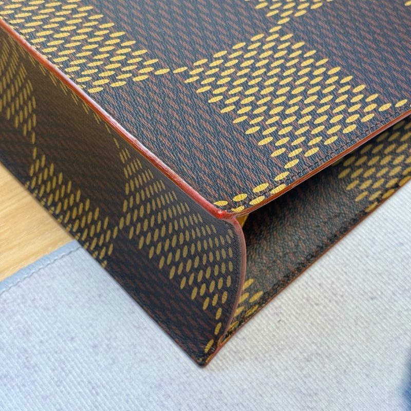 LV Nigo 限量聯名 琴譜托特斜背包-8