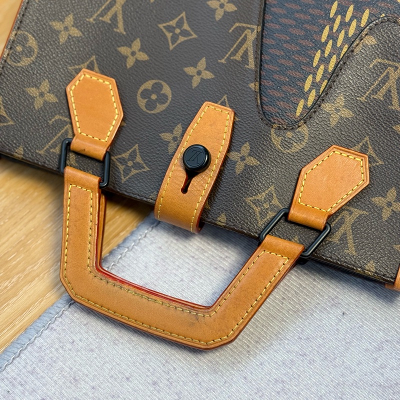 LV Nigo 限量聯名 琴譜托特斜背包-12