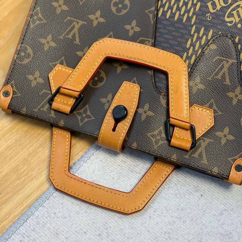 LV Nigo 限量聯名 琴譜托特斜背包-13