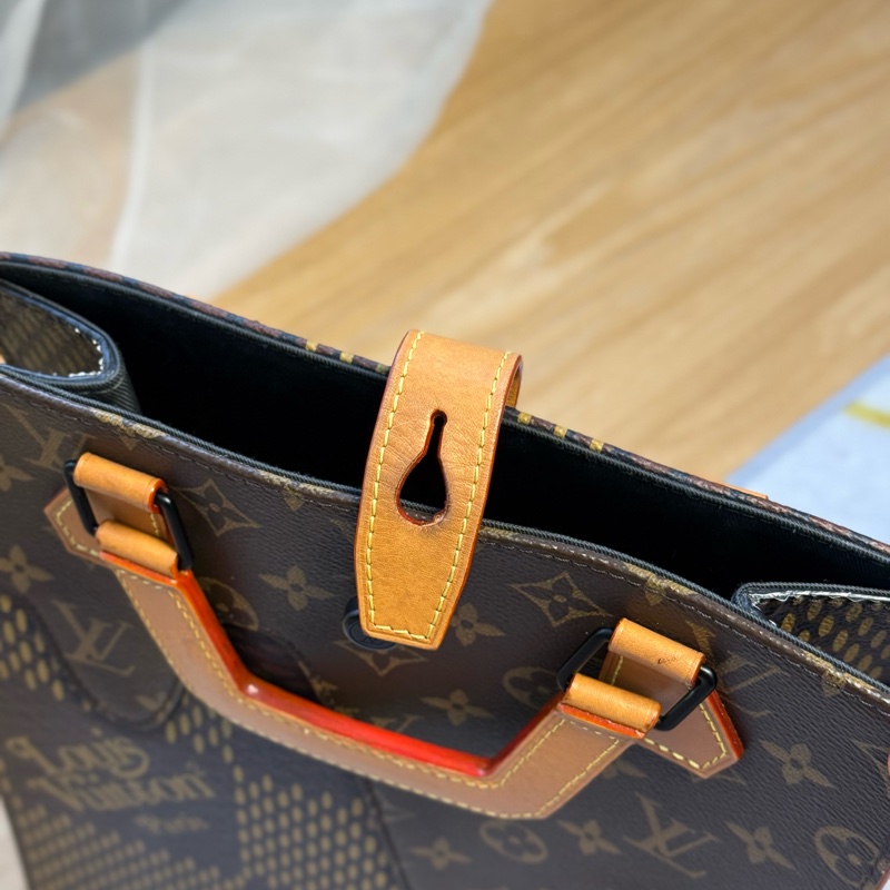 LV Nigo 限量聯名 琴譜托特斜背包-16