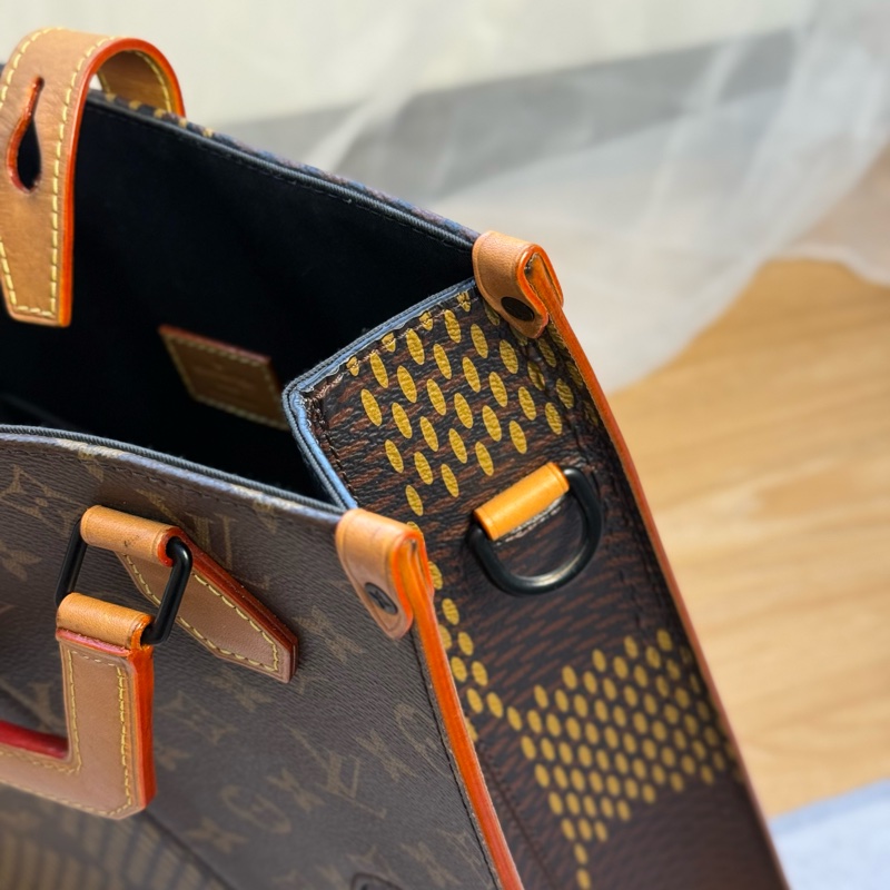 LV Nigo 限量聯名 琴譜托特斜背包-17