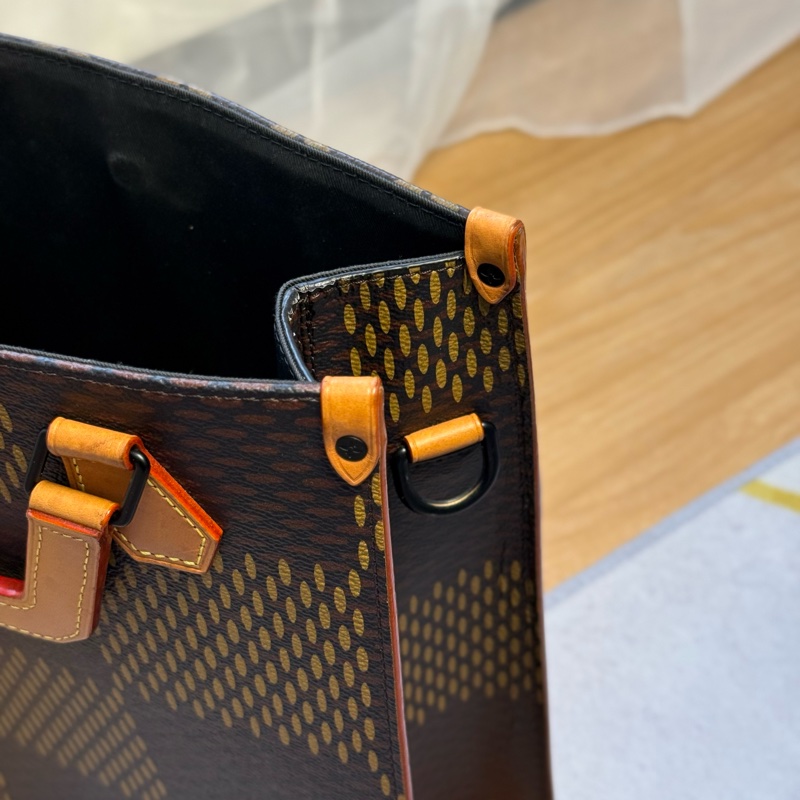 LV Nigo 限量聯名 琴譜托特斜背包-18