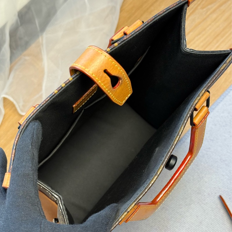 LV Nigo 限量聯名 琴譜托特斜背包-19