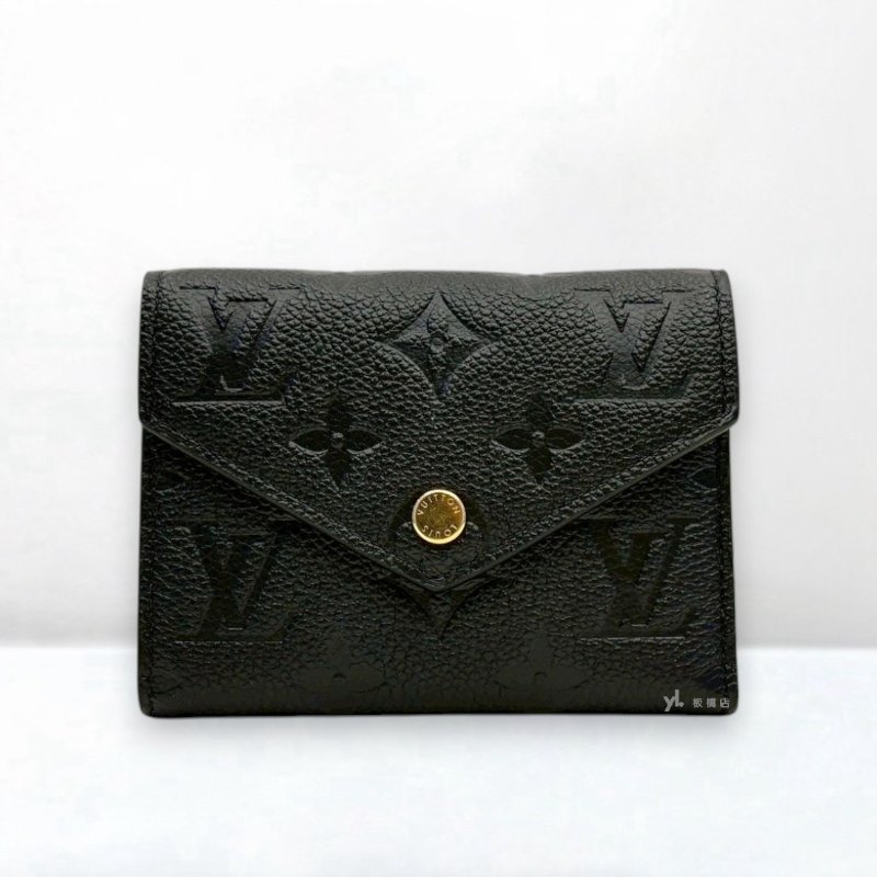 S5260-LV短夾 Victorine黑牛皮壓紋三折短夾M64060-0