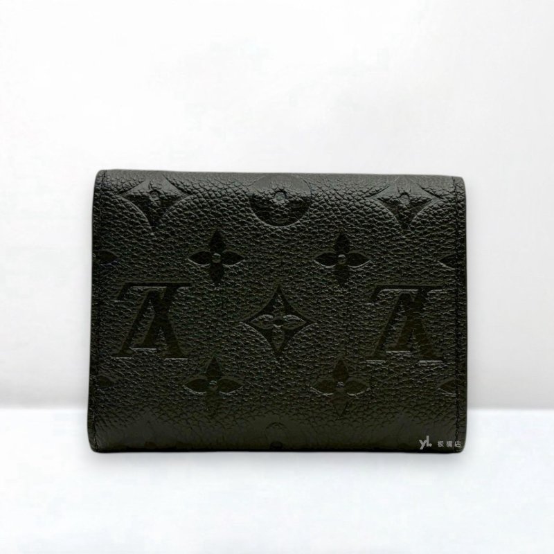 S5260-LV短夾 Victorine黑牛皮壓紋三折短夾M64060-1