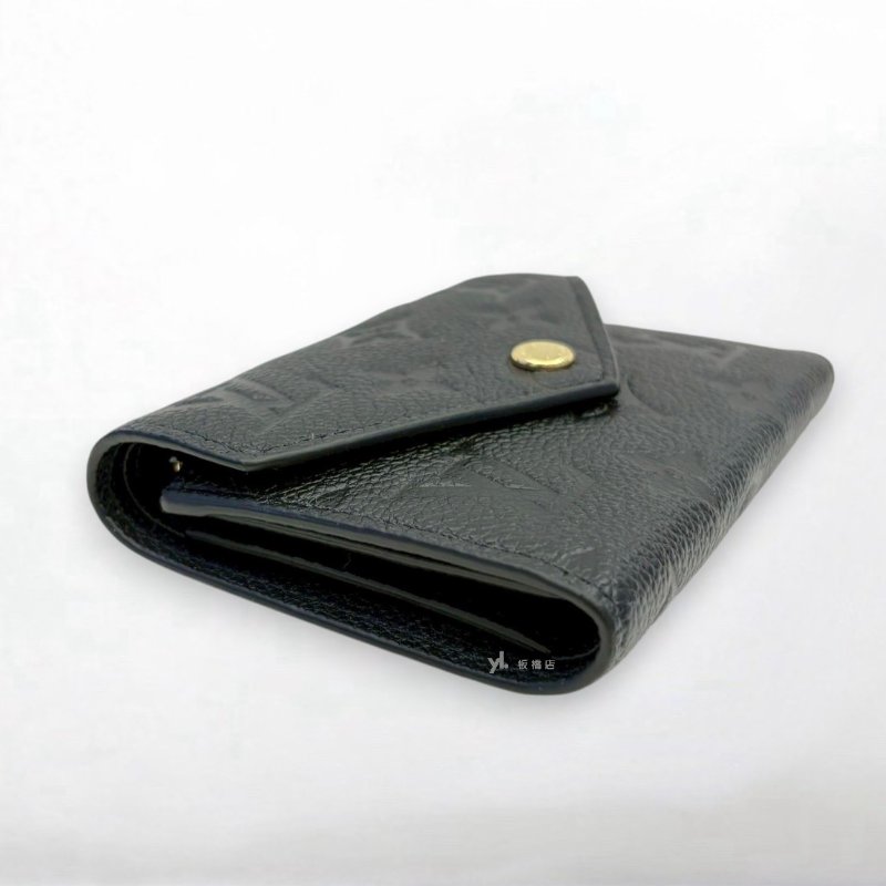 S5260-LV短夾 Victorine黑牛皮壓紋三折短夾M64060-2