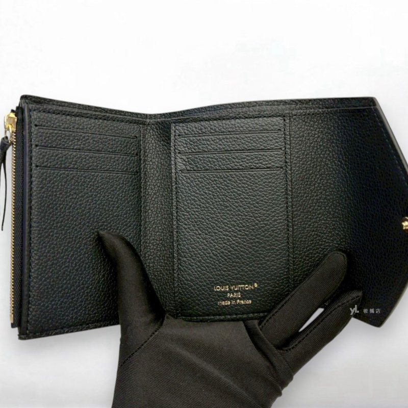 S5260-LV短夾 Victorine黑牛皮壓紋三折短夾M64060-5