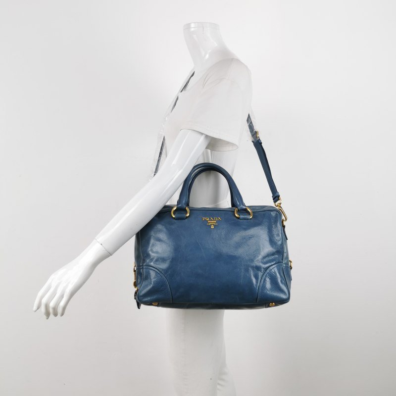 Prada油蠟皮純色字母Logo斜挎包單肩包-1