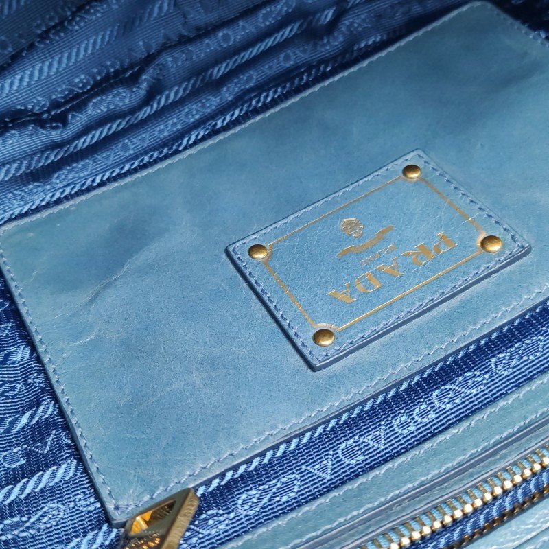 Prada油蠟皮純色字母Logo斜挎包單肩包-9