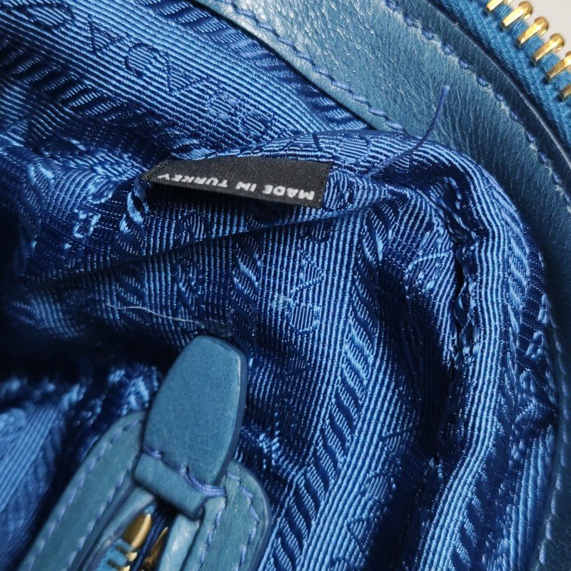 Prada油蠟皮純色字母Logo斜挎包單肩包-10