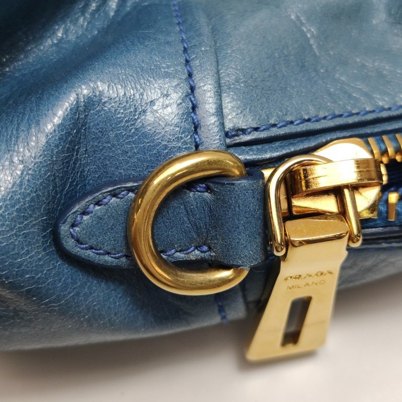Prada油蠟皮純色字母Logo斜挎包單肩包-13