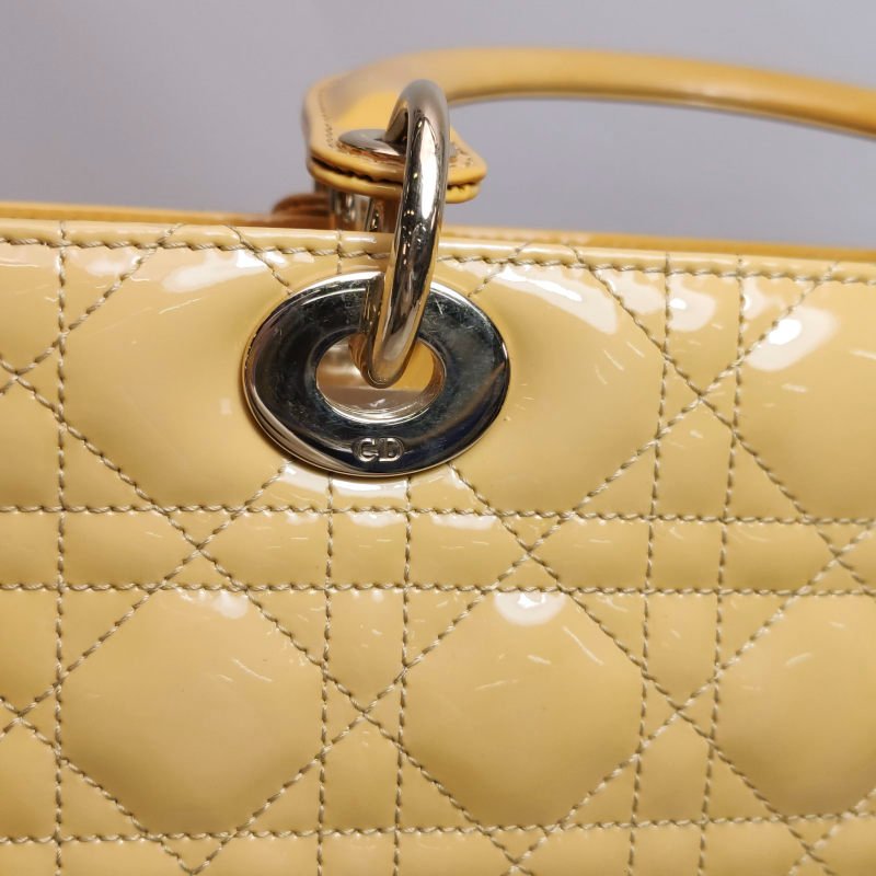 Dior Lady Dior戴妃包大號漆皮藤格紋字母Logo吊飾單肩包-13