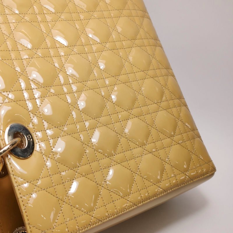 Dior Lady Dior戴妃包大號漆皮藤格紋字母Logo吊飾單肩包-19