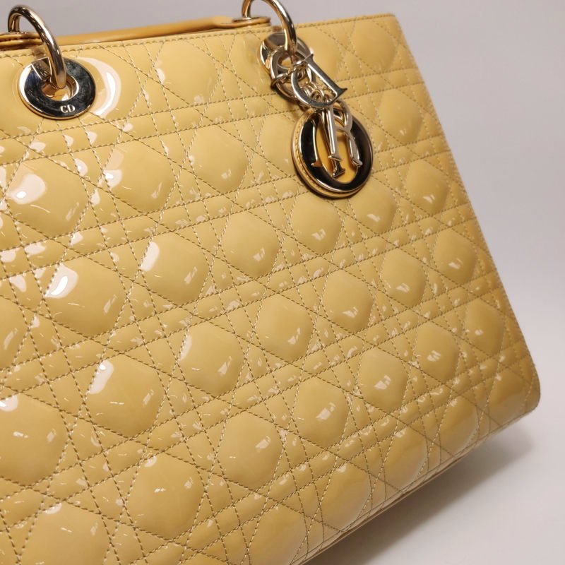 Dior Lady Dior戴妃包大號漆皮藤格紋字母Logo吊飾單肩包-20