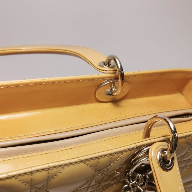 Dior Lady Dior戴妃包大號漆皮藤格紋字母Logo吊飾單肩包-26