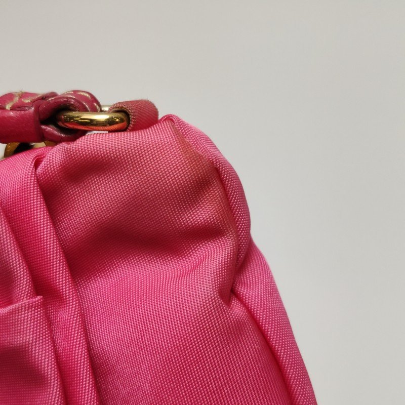 Prada羊皮尼龍布純色蝴蝶結裝飾字母logo手拿包-10