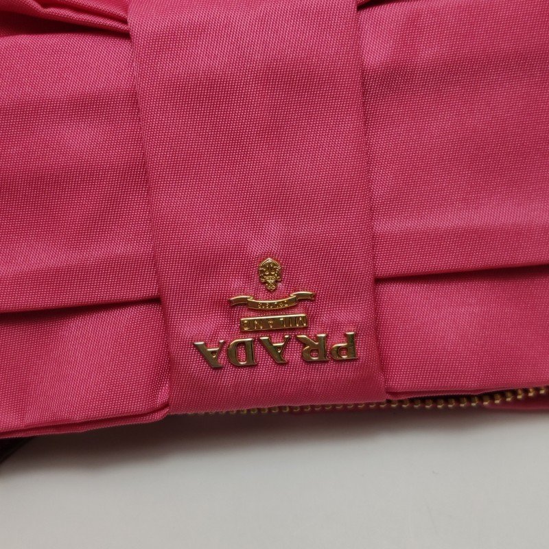 Prada羊皮尼龍布純色蝴蝶結裝飾字母logo手拿包-11