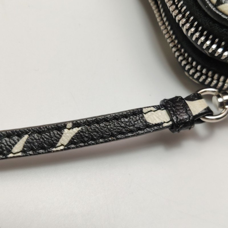 Miu Miu牛皮圖案印花字母Logo拉鏈斜挎包單肩包-11