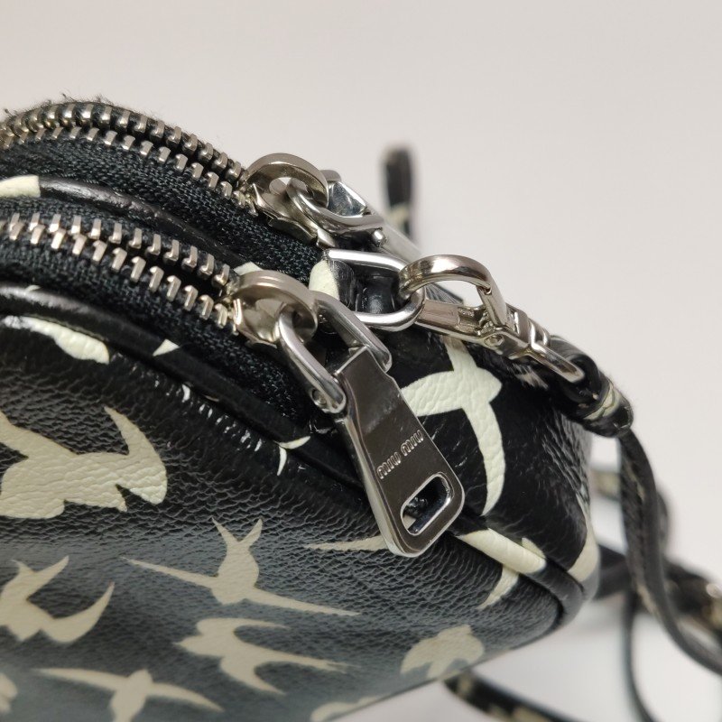 Miu Miu牛皮圖案印花字母Logo拉鏈斜挎包單肩包-12