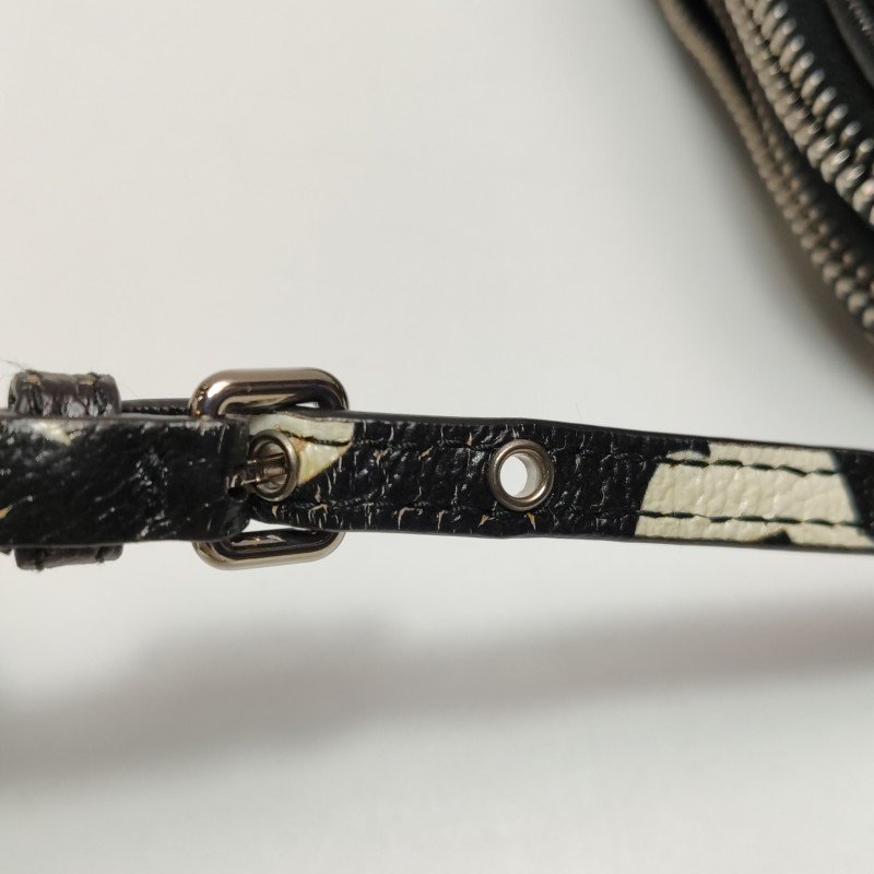 Miu Miu牛皮圖案印花字母Logo拉鏈斜挎包單肩包-15