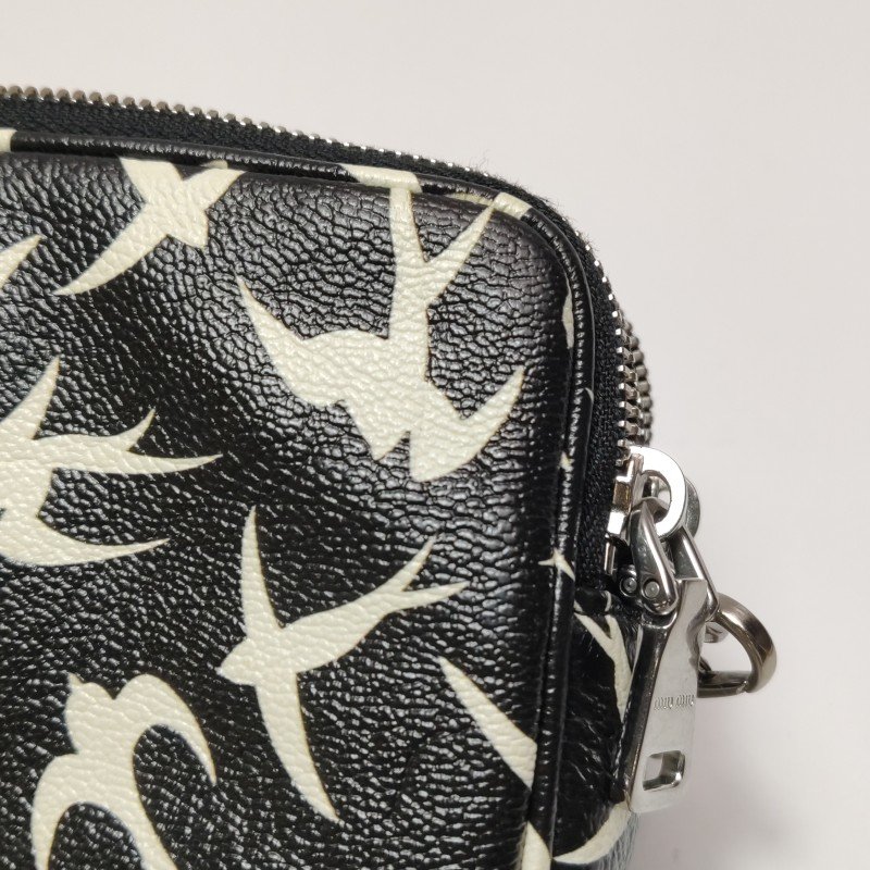 Miu Miu牛皮圖案印花字母Logo拉鏈斜挎包單肩包-16