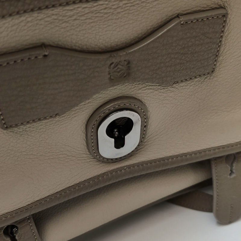 Loewe牛皮拼色logo標識金屬扣斜挎包單肩包-13