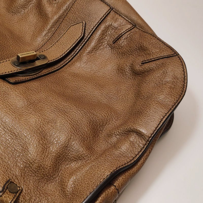 Burberry牛皮純色字母logo金屬扣單肩包-16