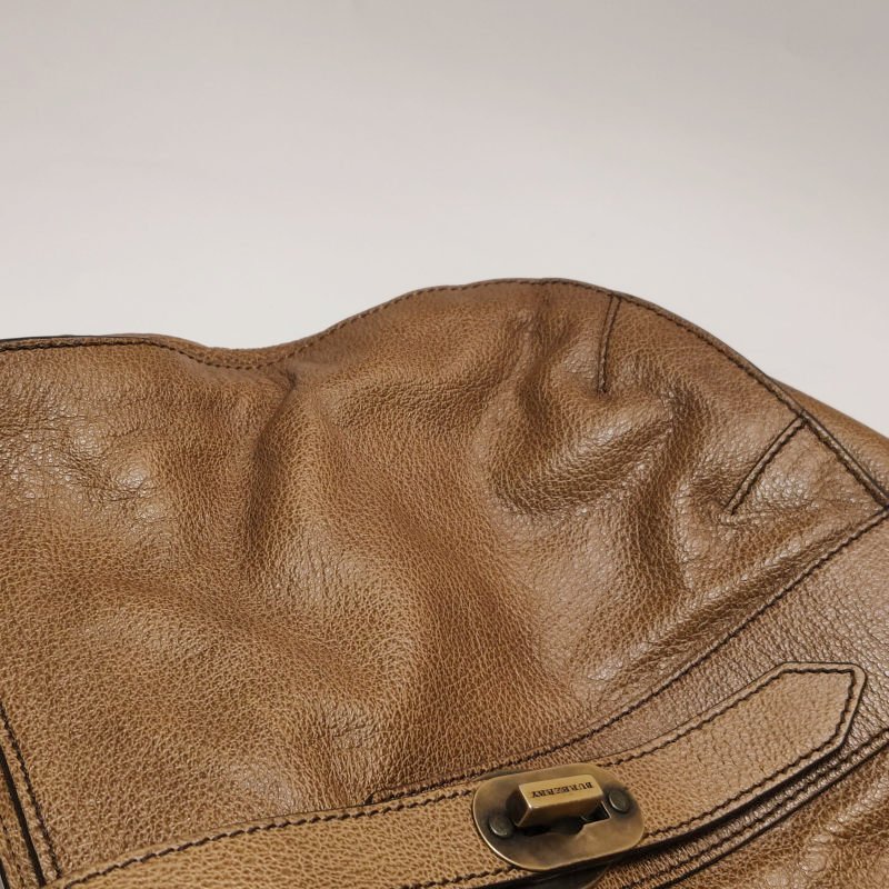Burberry牛皮純色字母logo金屬扣單肩包-17