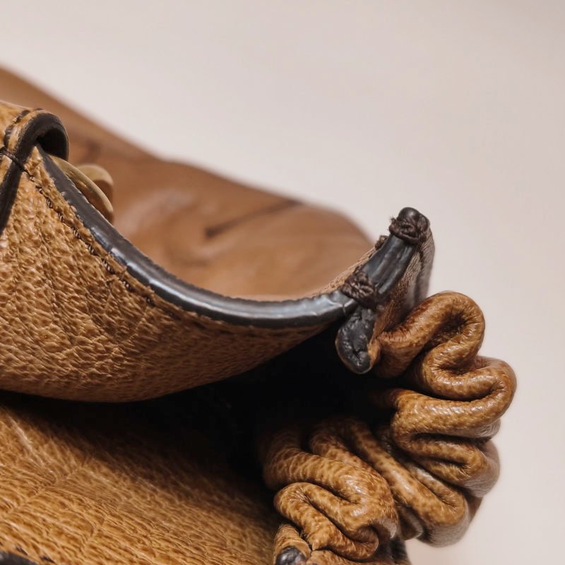 Burberry牛皮純色字母logo金屬扣單肩包-20