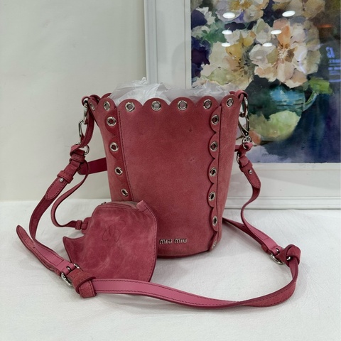 MiuMiu/繆繆 花朵水桶包 玫粉紅色 麂皮材質 尺寸約14*21*14cm