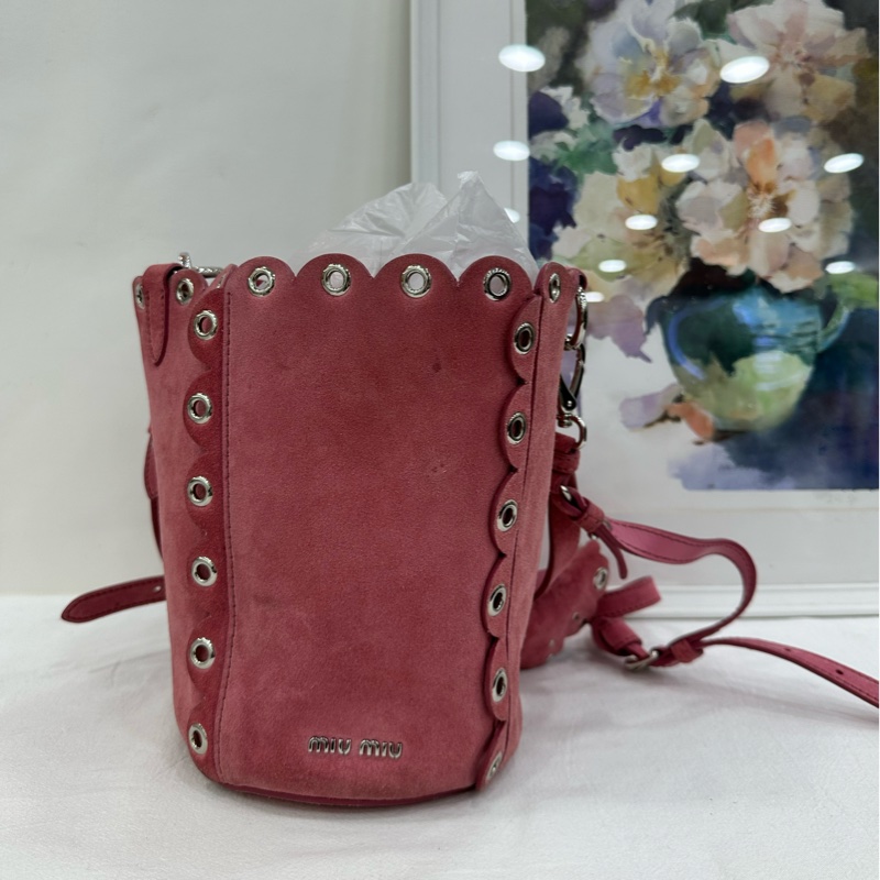 MiuMiu/繆繆 花朵水桶包 玫粉紅色 麂皮材質 尺寸約14*21*14cm-5