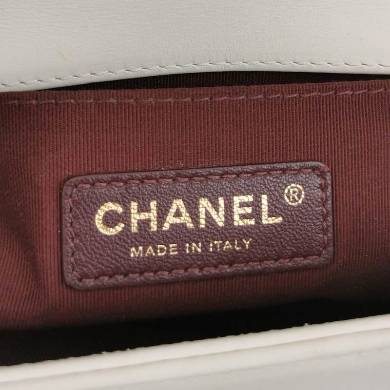 Chanel Leboy季節限定款小號牛皮V紋絎縫方形雙C鎖扣單肩包-7