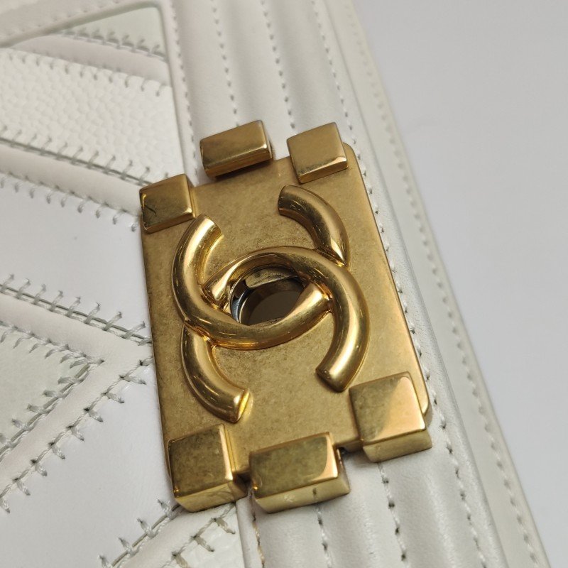 Chanel Leboy季節限定款小號牛皮V紋絎縫方形雙C鎖扣單肩包-14