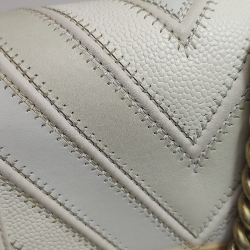 Chanel Leboy季節限定款小號牛皮V紋絎縫方形雙C鎖扣單肩包-16