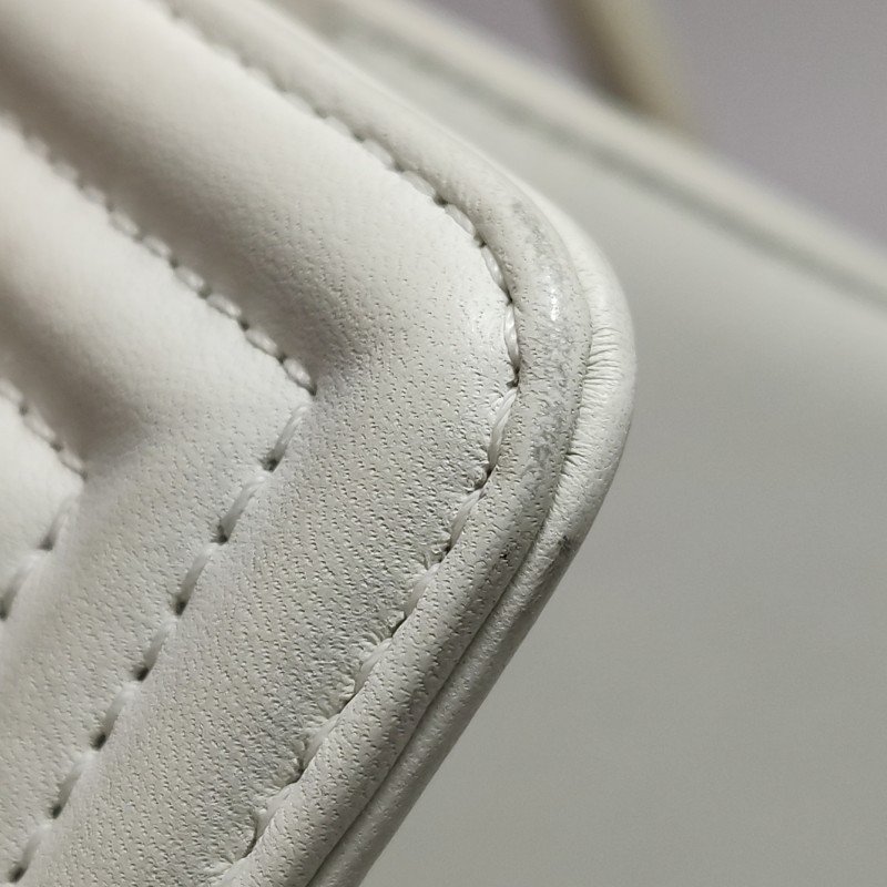 Chanel Leboy季節限定款小號牛皮V紋絎縫方形雙C鎖扣單肩包-19