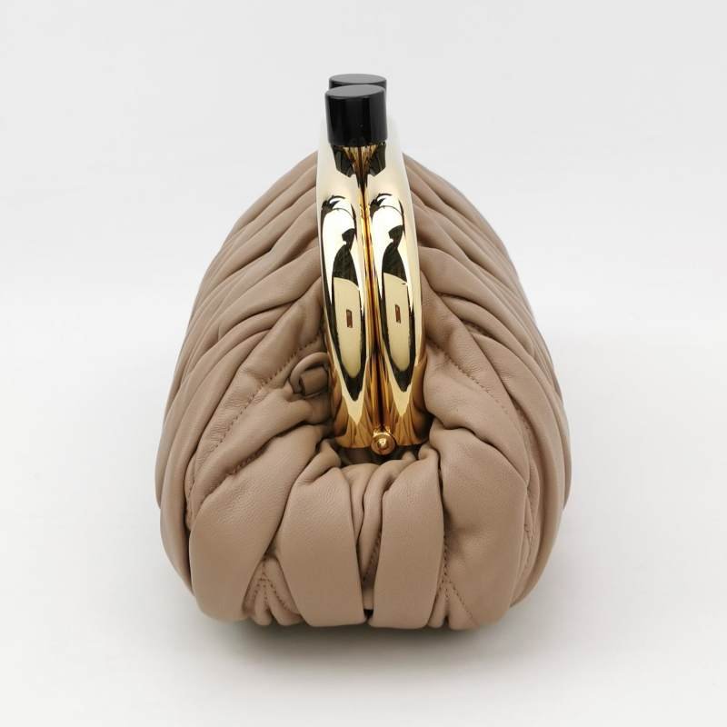 Miu Miu Belle羊皮純色褶皺字母logo斜挎包單肩包-2