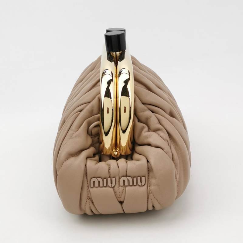 Miu Miu Belle羊皮純色褶皺字母logo斜挎包單肩包-3