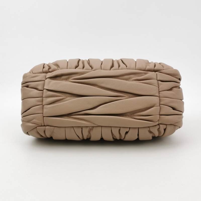 Miu Miu Belle羊皮純色褶皺字母logo斜挎包單肩包-5