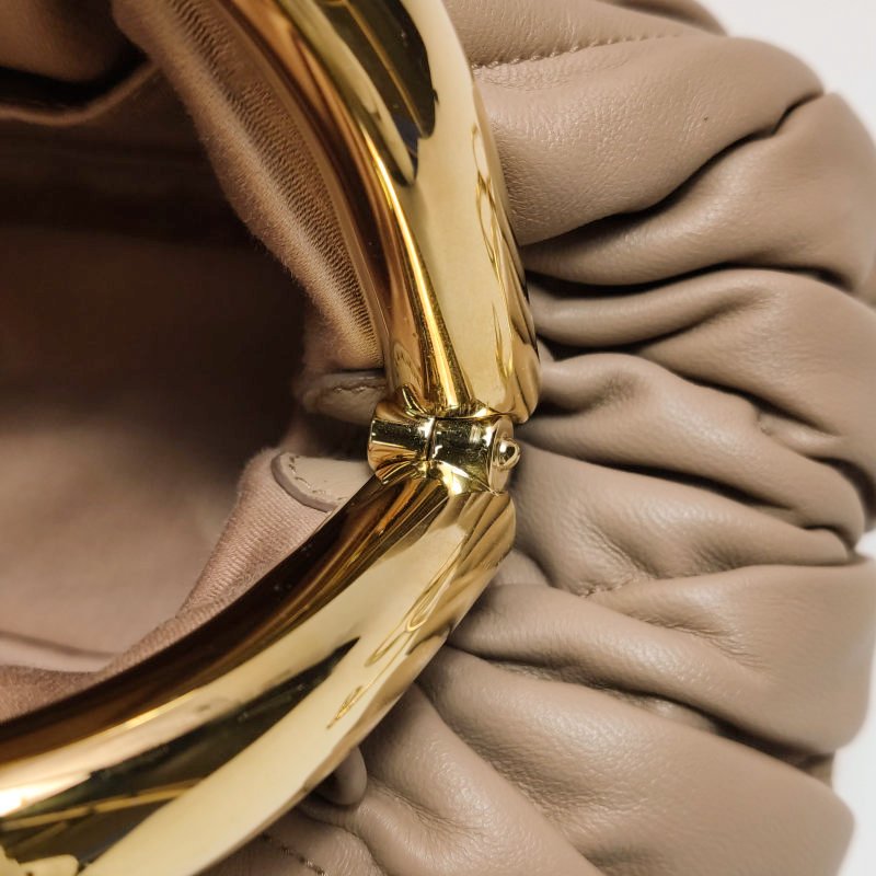 Miu Miu Belle羊皮純色褶皺字母logo斜挎包單肩包-11